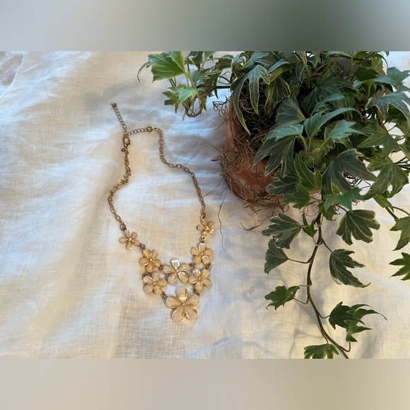 New in box Handmade Floral Necklace in Gold and Cream - Picture 4 of 11